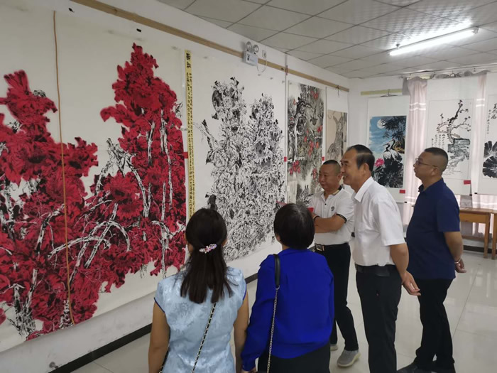 菏泽市九三学社社员王亚一主办的"迎中秋,庆国庆"美术作品展开幕